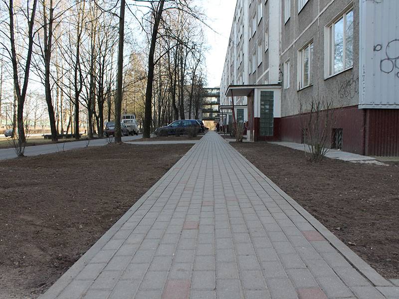Daudzdzīvokļu nama apkārtnes labiekārtošana un bruģēšana — foto 1