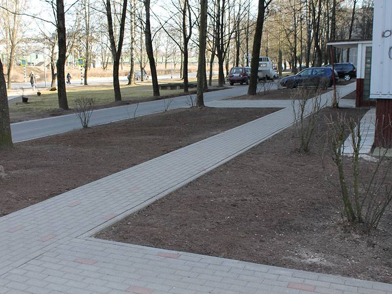 Daudzdzīvokļu nama apkārtnes labiekārtošana un bruģēšana — foto 2