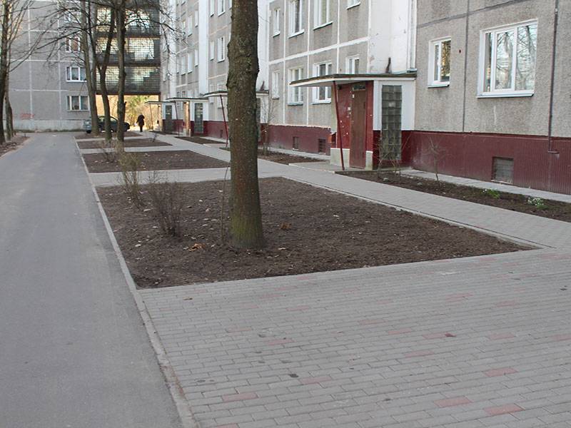 Daudzdzīvokļu nama apkārtnes labiekārtošana un bruģēšana — foto 3