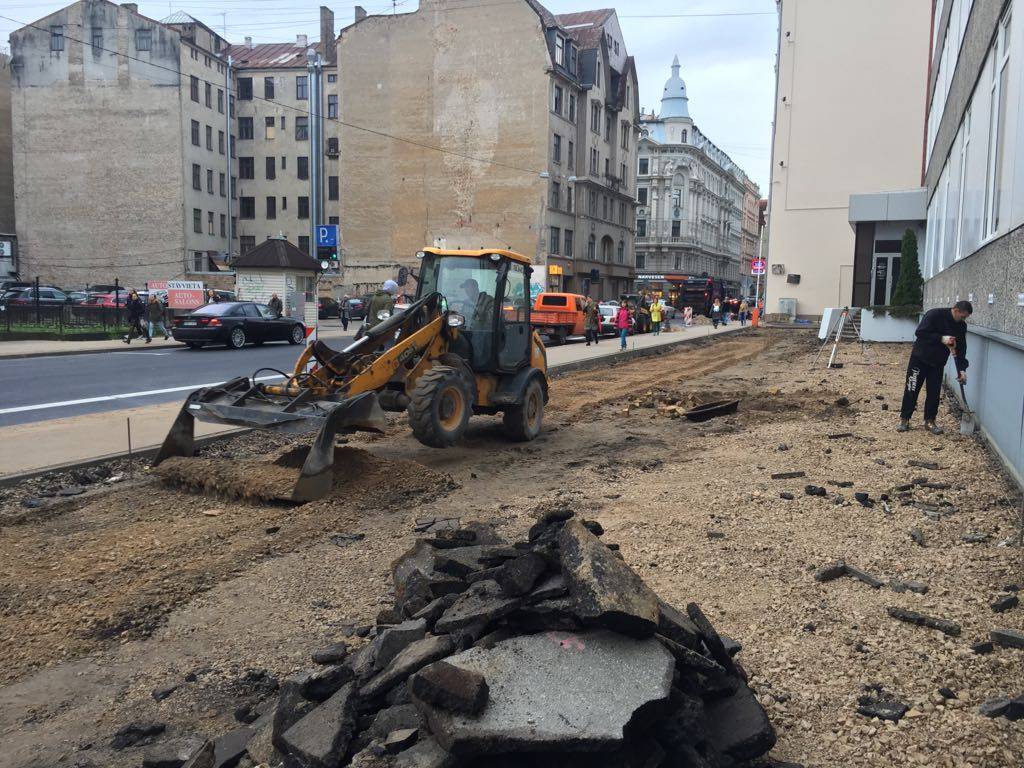 Asfaltēta laukuma 500 m2 izbūve Dzirnavu ielā 105