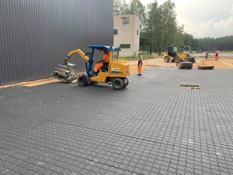 Bruģēta laukuma (1300 m2 ) un lietus ūdens kanalizācijas izbūve. Granīta iela 32, Rīga. — foto 6