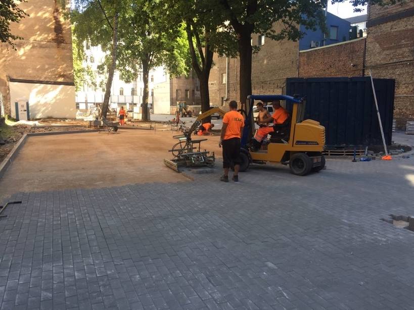 Bruģēta autostāvvieta 1600m2 Brīvības iela 35, Rīga. Pasūtītājs “Unipark”. — foto 7