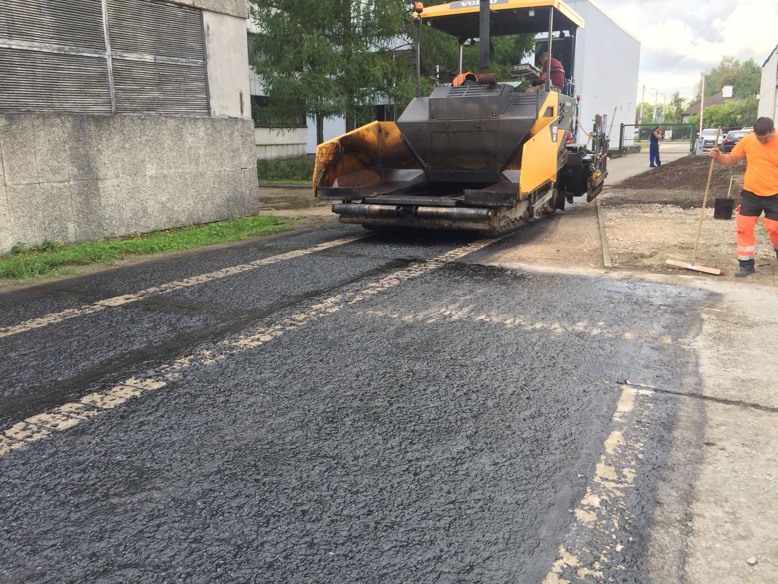 Institūta teritorijas Dzērbenes ielā 14, Rīgā asfaltēšanas darbi. 1500m2